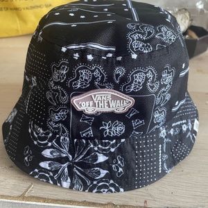 Reversible vans bucket hat!